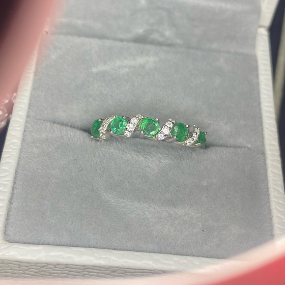 Natural Emerald Ring - Picture 3 of 11